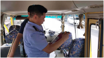 重慶交巡警加強校車和接送學生車輛安全管理