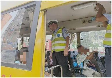 重慶交巡警加強校車和接送學生車輛安全管理