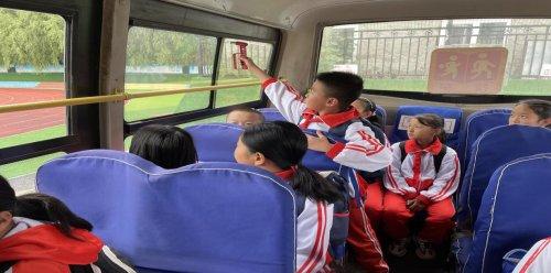 昌圖北山小學校車遇險逃生演練