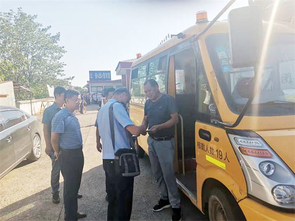 望江縣多部門聯(lián)合開展校車及接送學(xué)生車輛交通安全專項排查整治