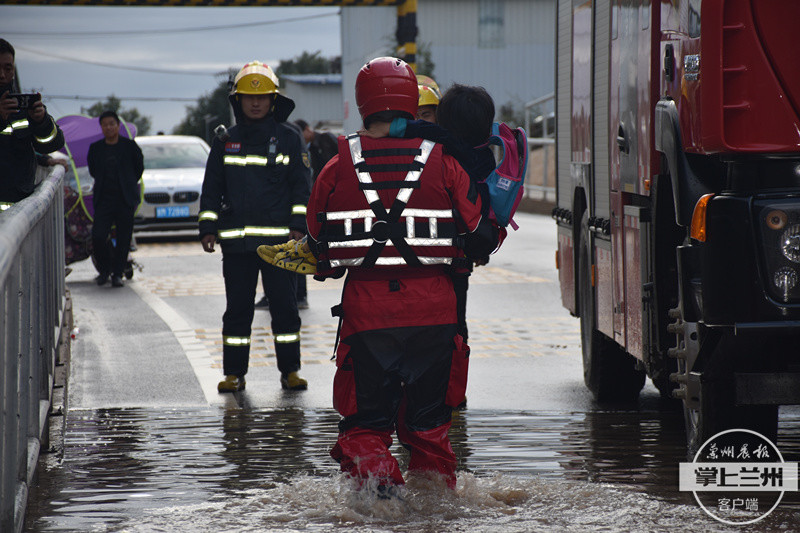 暖！強降雨致校車擱淺被困 慶陽消防涉水救出30余名學生