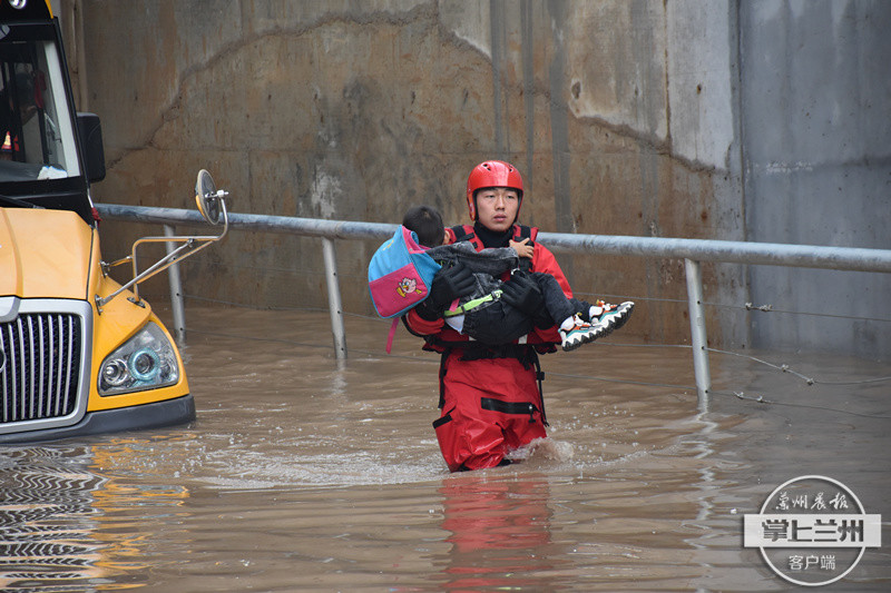 暖！強降雨致校車擱淺被困 慶陽消防涉水救出30余名學生