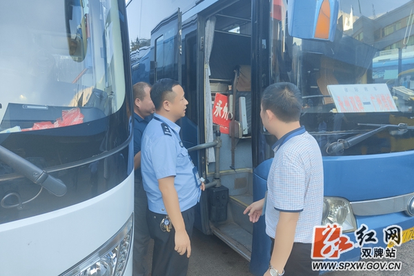 雙牌公安交警深入校車、客運企業“把脈會診” 交警1_副本_副本.jpg