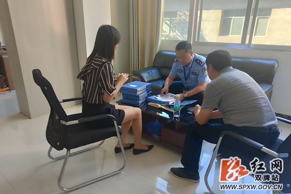 雙牌公安交警深入校車、客運企業“把脈會診” 交警2_副本_副本.jpg