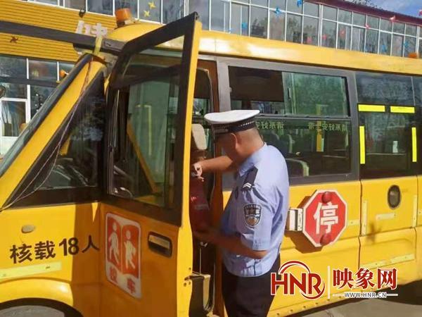 舞陽公安加強校車安全管理 確保校車“健康”運營