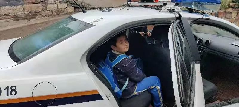 下雨天 警車變校車護送學生回家