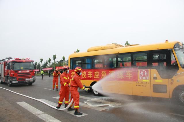莒南縣開展全縣校車安全應(yīng)急演練活動(dòng)