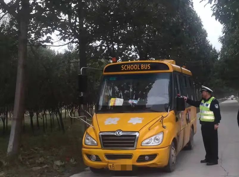 事關(guān)孩子安全：校車標(biāo)牌已過期，蘭考交警罰你沒商量！