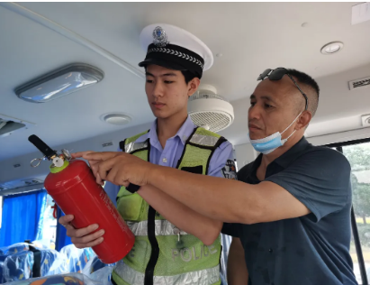 南城公安交警開展校車安全大檢查，筑牢安全防線