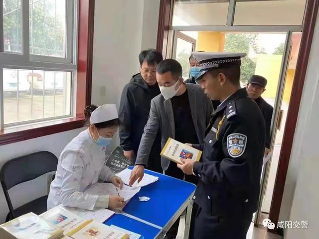 興平交警聯合市教育局為轄區校車駕駛員上門免費體檢，筑牢護學安全防線