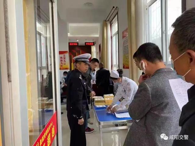 興平交警聯合市教育局為轄區校車駕駛員上門免費體檢，筑牢護學安全防線