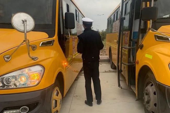 大慶交警聯開展校車安全專項檢查 扎實筑牢安全防線 大慶交警聯開展校車安全專項檢查 扎實筑牢安全防線