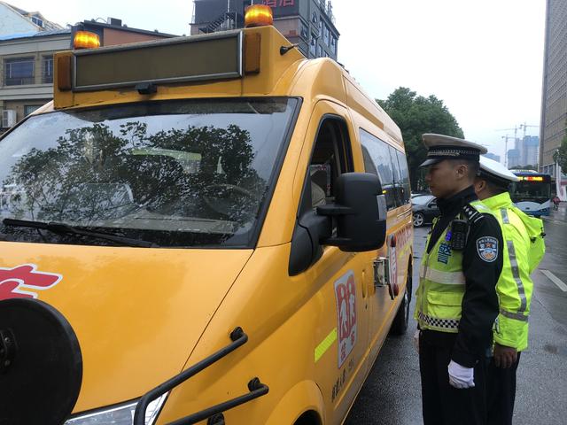 芙蓉交警聯(lián)合多部門(mén)開(kāi)展校車安全檢查整治行動(dòng)