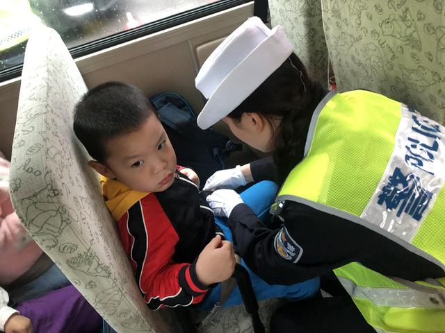 芙蓉交警聯(lián)合多部門(mén)開(kāi)展校車安全檢查整治行動(dòng)