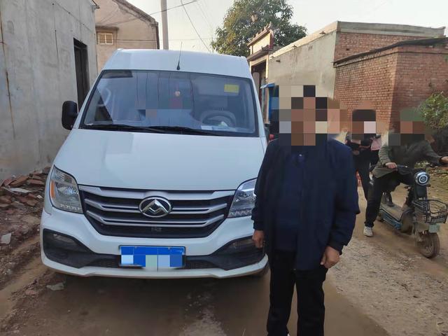 邯鄲交巡警魏縣大隊查獲一起超員黑校車！