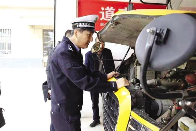 城關交警開展校車安全檢查/ 城關交警開展校車安全檢查