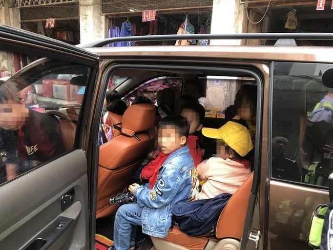 非法行為!車上還有16名幼兒! 非法行為!車上還有16名幼兒!