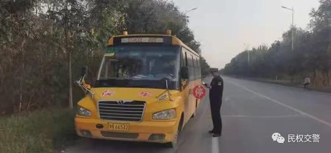 民權(quán)交警嚴(yán)查校車隱患 確保平安上學(xué)路 民權(quán)交警嚴(yán)查校車隱患 確保平安上學(xué)路