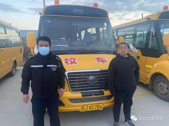 長(zhǎng)嶺交警開(kāi)展校車安全宣傳活動(dòng)