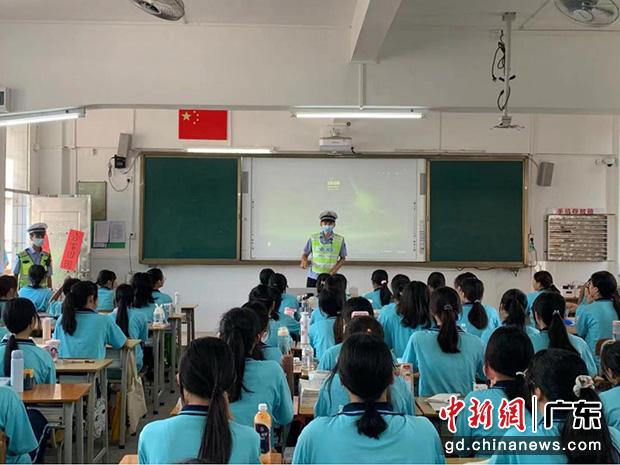 清遠連州交警多措并舉筑牢校園道路交通安全“防護線” 連州交警在交通安全課堂上給學生講解交通安全知識