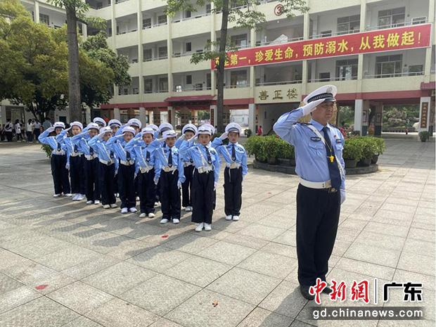 清遠連州交警多措并舉筑牢校園道路交通安全“防護線” 連州交警在轄區校園開展“少年交警隊”活動