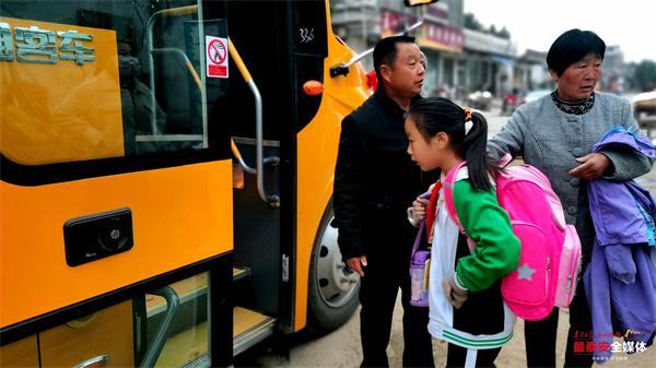 良莊鎮中心小學開通 3 輛校車 學生上下學安全又溫暖