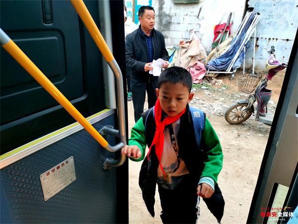 良莊鎮中心小學開通 3 輛校車 學生上下學安全又溫暖