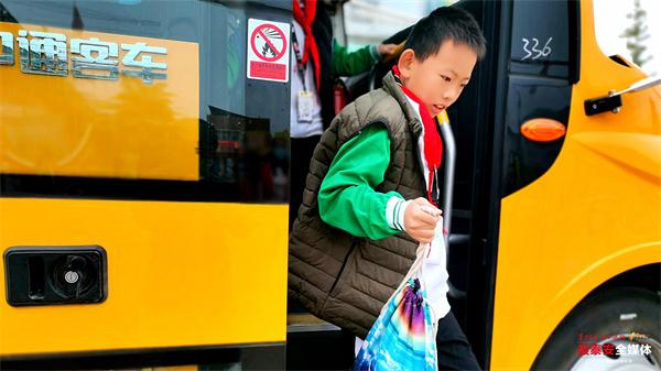 良莊鎮中心小學開通 3 輛校車 學生上下學安全又溫暖