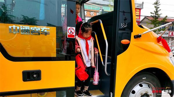 良莊鎮中心小學開通 3 輛校車 學生上下學安全又溫暖