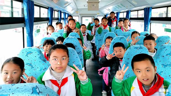 良莊鎮中心小學開通 3 輛校車 學生上下學安全又溫暖