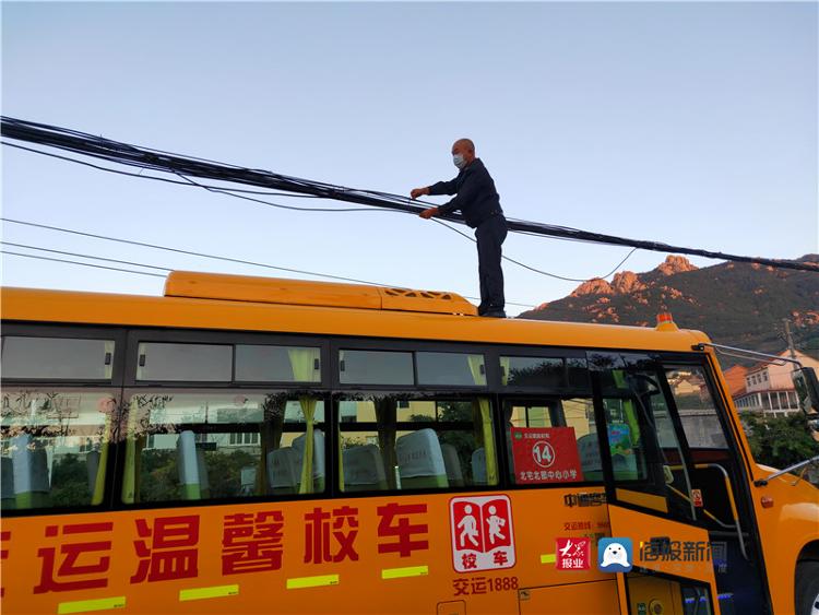 青島最美校車人：電纜線掉落阻礙交通 校車駕駛員力挽狂“纜”除隱患