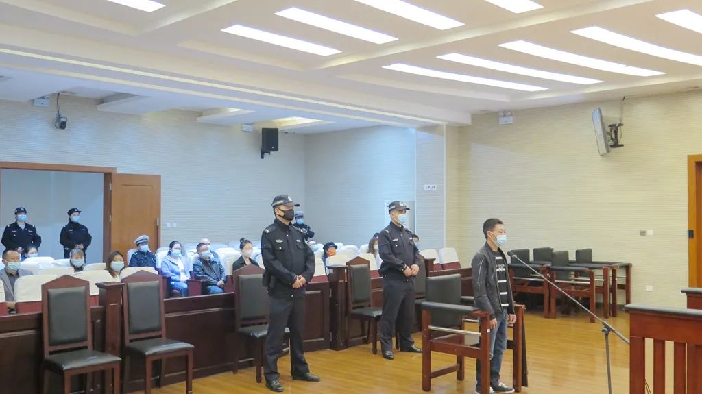 【感受公平正義】“黑校車”非法運(yùn)營還超載13人，法院判了！