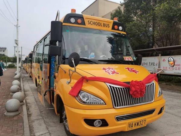 老區孩子不再擠“面的”上下學了,江夏山坡街偏遠村灣開來了“大鼻子”校車 老區孩子不再擠“面的”上下學了,江夏山坡街偏遠村灣開來了“大鼻子”校車