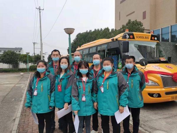 老區孩子不再擠“面的”上下學了,江夏山坡街偏遠村灣開來了“大鼻子”校車 老區孩子不再擠“面的”上下學了,江夏山坡街偏遠村灣開來了“大鼻子”校車