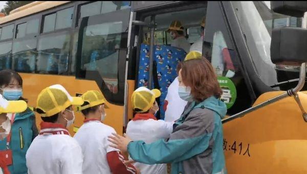 老區孩子不再擠“面的”上下學了，江夏山坡街偏遠村灣開來了“大鼻子”校車