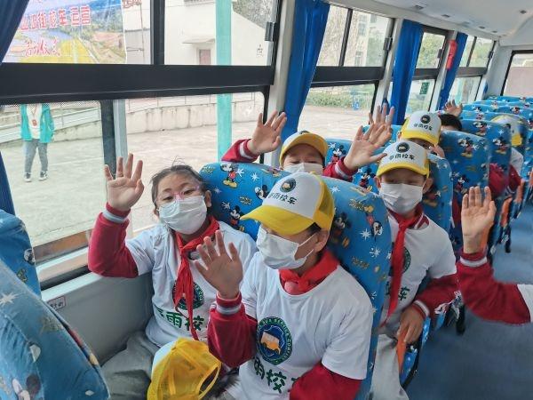 老區孩子不再擠“面的”上下學了,江夏山坡街偏遠村灣開來了“大鼻子”校車 老區孩子不再擠“面的”上下學了,江夏山坡街偏遠村灣開來了“大鼻子”校車