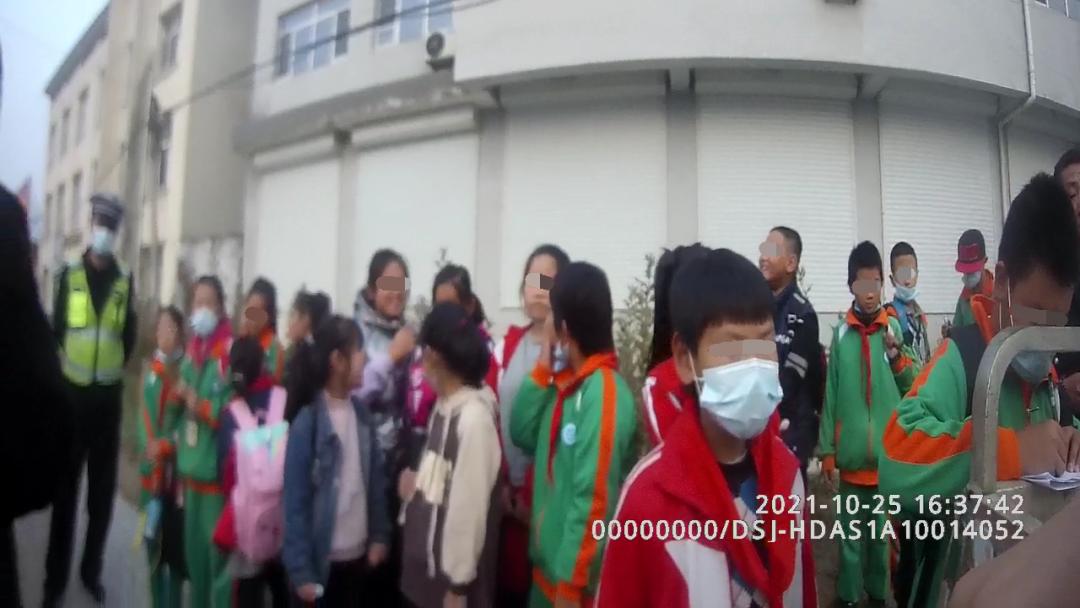 唐山:超員“黑校車”被查!2萬元罰單我覺得一點都不多! 唐山:超員“黑校車”被查!2萬元罰單我覺得一點都不多!