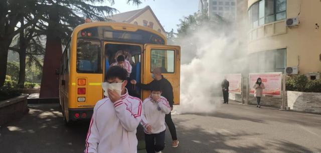 校車安全伴我行！青島三十七中開展校車安全應急疏散演練