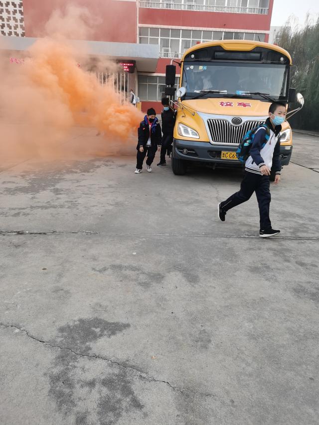桓臺(tái)周家中學(xué)校車(chē)應(yīng)急逃生疏散演練報(bào)道