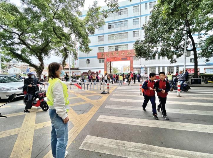 設護學崗校車公交化……惠州多方聯動紓解學校周邊交通擁堵