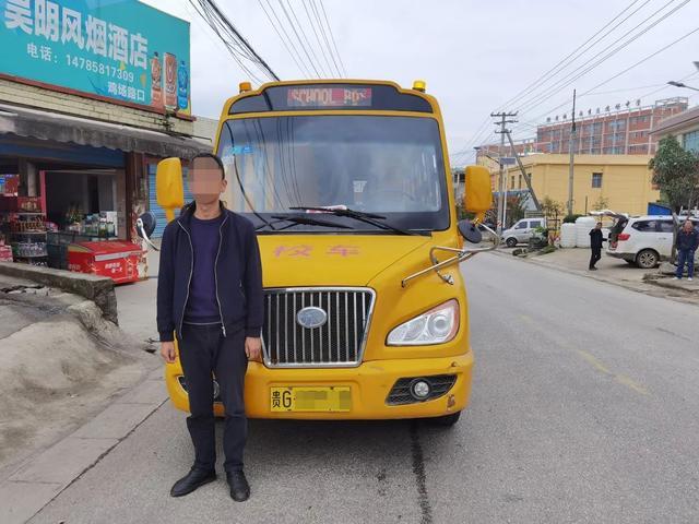 貴州一幼兒園校車超載，核載19人，實(shí)載33人