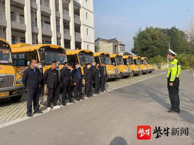 消除隱患確保學生出行安全，警方全面開展校車大檢查