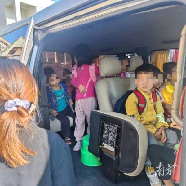 “黑校車”嚴重超載，司機及早教機構負責人被刑拘