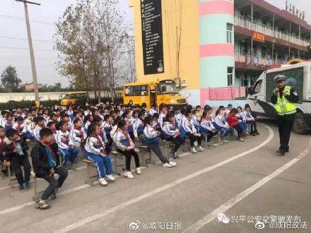 如何安全乘坐校車(chē)?興平交警進(jìn)校園開(kāi)展交通安全宣傳 圖片