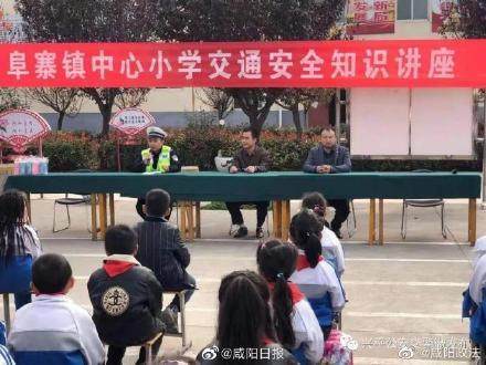 如何安全乘坐校車(chē)?興平交警進(jìn)校園開(kāi)展交通安全宣傳 圖片