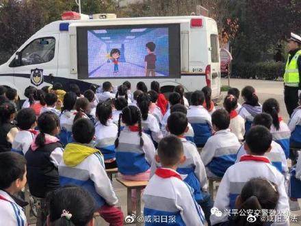 如何安全乘坐校車(chē)?興平交警進(jìn)校園開(kāi)展交通安全宣傳 圖片