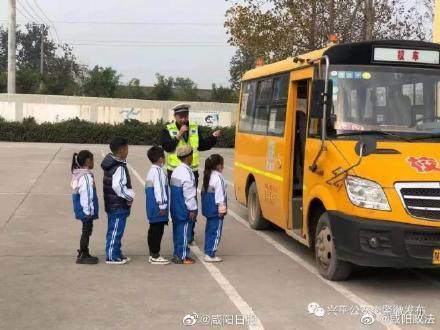 如何安全乘坐校車(chē)?興平交警進(jìn)校園開(kāi)展交通安全宣傳 圖片