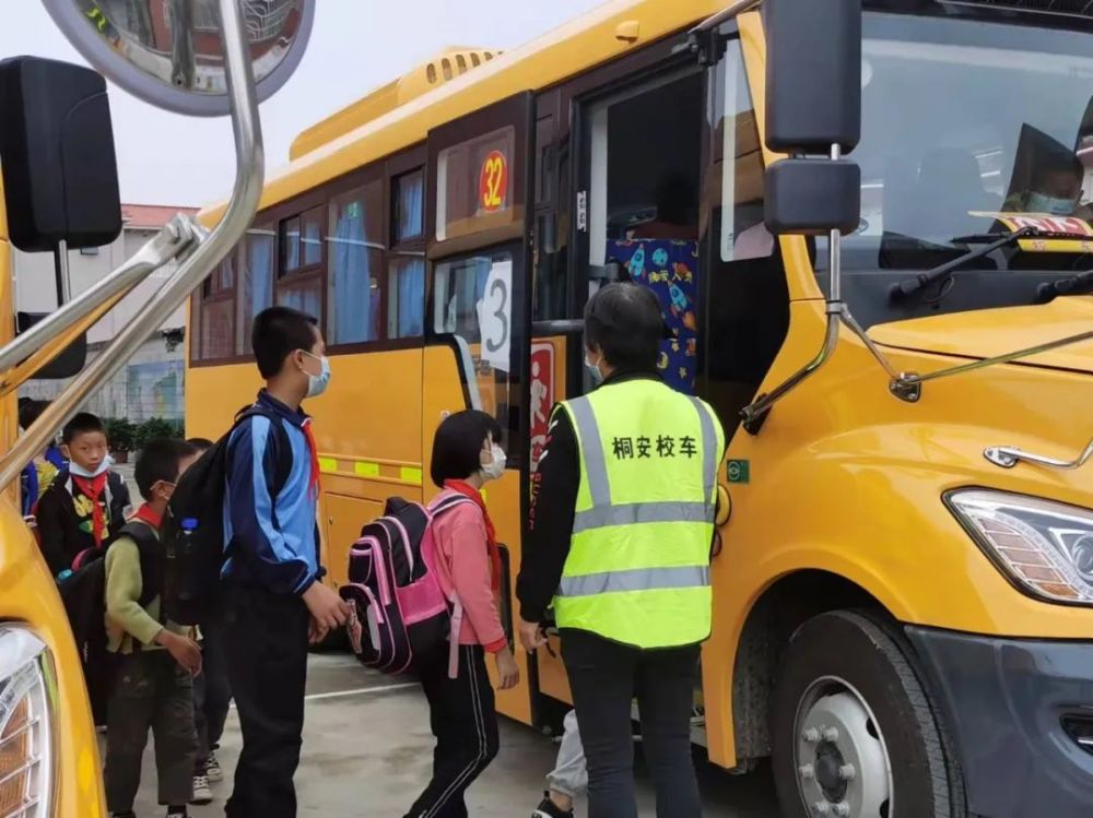 記者跟拍!佛岡新校車“入鎮到村”后… 記者跟拍!佛岡新校車“入鎮到村”后…