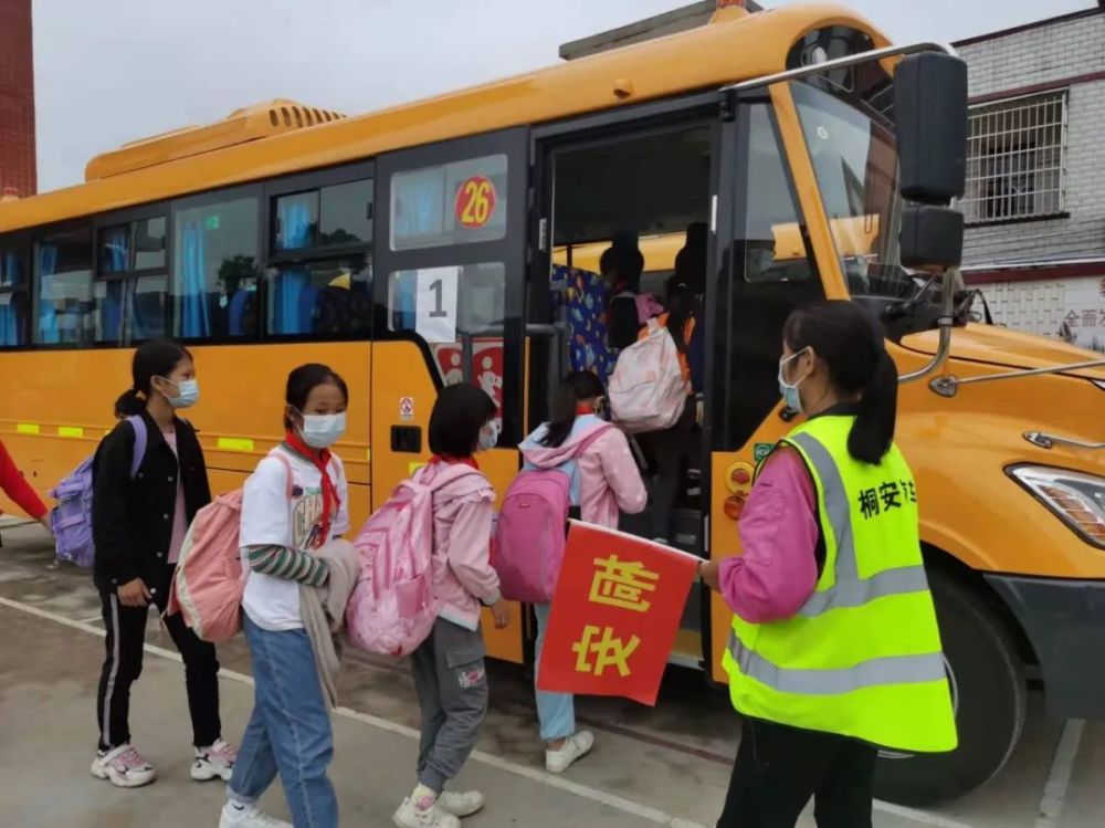 記者跟拍!佛岡新校車“入鎮到村”后… 記者跟拍!佛岡新校車“入鎮到村”后…