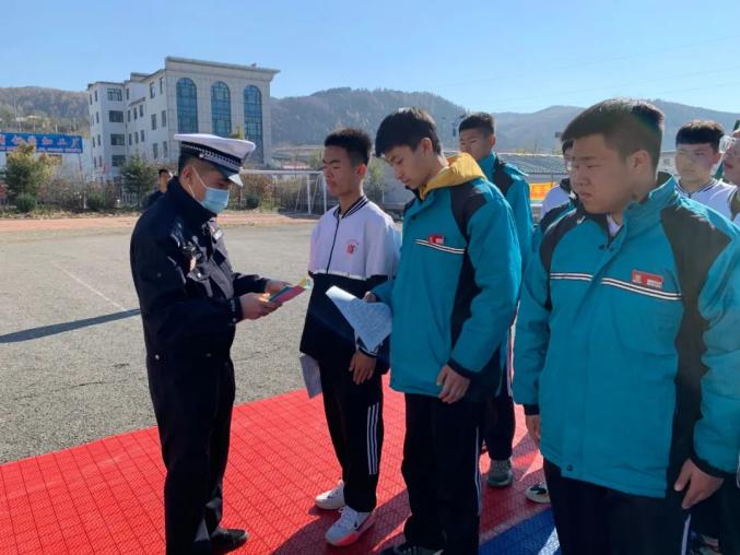 【奮斗百年路 啟航新征程】撫松交警入冬前為校車“體檢”確保學(xué)生交通安全